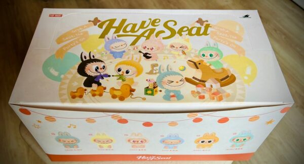 Labubu Have a Seat – Salajane kast. Suur karp. Big pack.